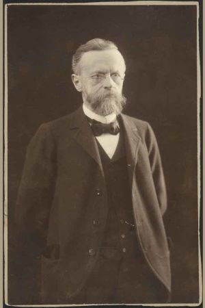 Axel Lille grundade Svenska Folkpartiet år 1906 och var dess ordförande fram till 1917. Svartvitt fotografi på politikern Axel Lille