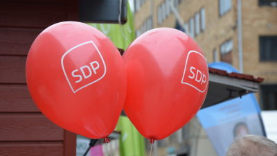 Närbild på SDP:s röda valballonger.