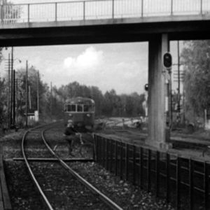 Pyöräilijät pyöräilevät junaradan poikki