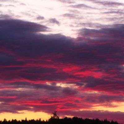 Yö tuo väriä taivaalle.