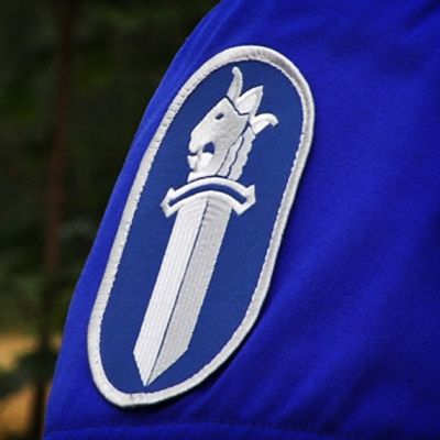 Poliisin logo moottoripyöräpoliisin hihassa.