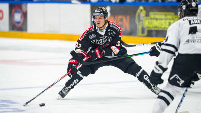 Joakim Kemell försöker snurra upp TPS-försvaret.