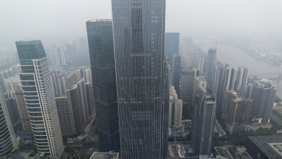 Centrala Guangzhou har ungefär fem miljoner invånare och växer på höjden. Finanscentret Chow Tai Fook är 530 meter högt.
