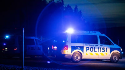 Polisens vägblockering, polisbilar med blinkarna på.