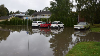 Översvämmad parkeringsplats i Karis.