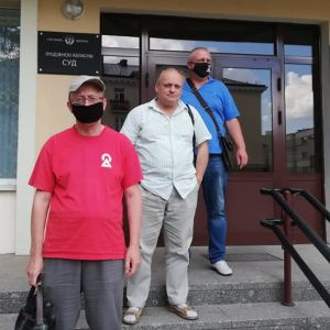 Människorättsaktivisten Roman Jurgel (i mitten) följer rättegångar mot demonstranter. Människorättsaktivisten Roman Jurgel (i mitten) följer rättegångar mot demonstranter.