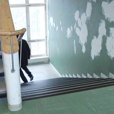 Mies kävelee portaissa.