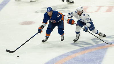 Leo Komarov kämpar om pucken mot Ross Colton.