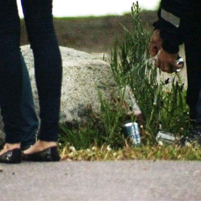 Police empty cans of underage drinkers at Hietaniemi beach. Poliisi hävitti päättäjäisviikonloppuna yli tuhat litraa vähemmän alholia kuin viime vuonna.