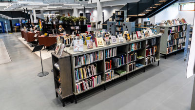 Hyllor i ett bibliotek.