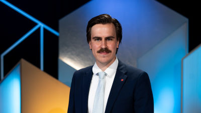 Matias Mäkynen, En ung man med kortare hår och mustasch tittar in i kameran.