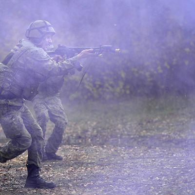 Reserviläiset sotilaspoliisit etenevät savun keskellä harjoituksessa maavoimien vuoden suurimmassa reservin kertausharjoituksessa vuonna 2014.