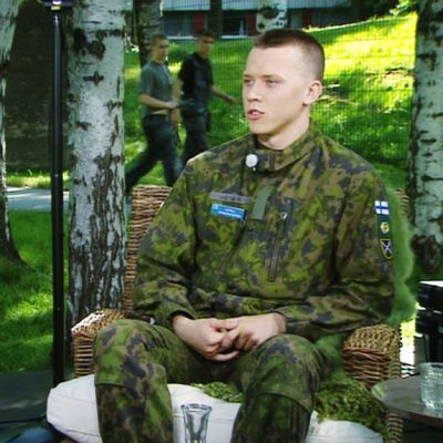 Kapteeni Santeri Martikainen ja varusmies Akseli Hietala.