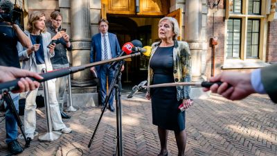 Den nederländska politikern Ank Bijleveld talar till journalister utanför parlamentet