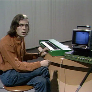 Erkki Kurenniemi ja DIMI-O. Erkki Kurenniemi musiikkia tuottavan Dimi-O-laitteistonsa kanssa. 1971.