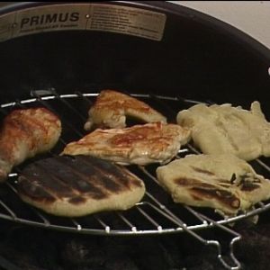 Kesäkeittiön grillissä broileria ja perunarieskaa