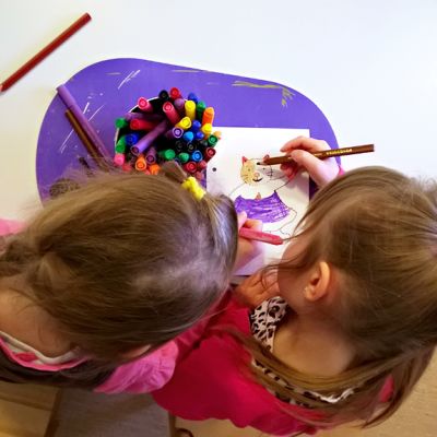 Lapset värittävät päiväkodissa