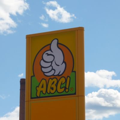 ABC:n logo mainospylväässä