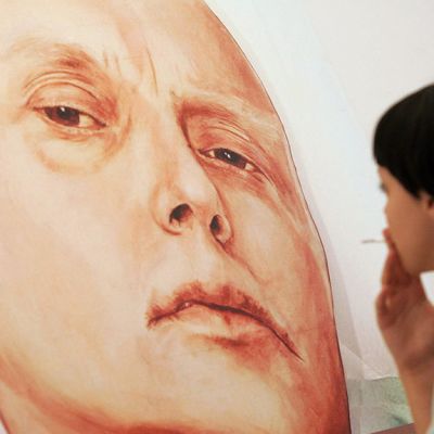 Alexander Litvinenkoa sairasvuoteellaan esittävä maalaus nähtävillä Marat Guelman -galleriassa Moskovassa toukokuussa 2007.