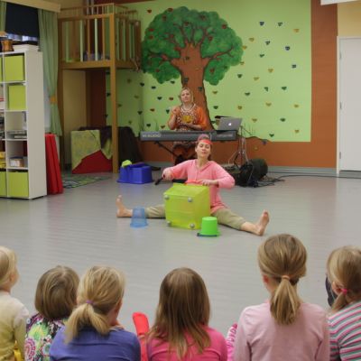 Tanssiteatteri Raatikko esitti Tam Tam tanssin taikaa -esityksen päiväkodissa Savitaipaleella.