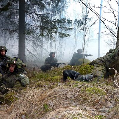 Panssarijääkäreitä sotaharjoituksessa