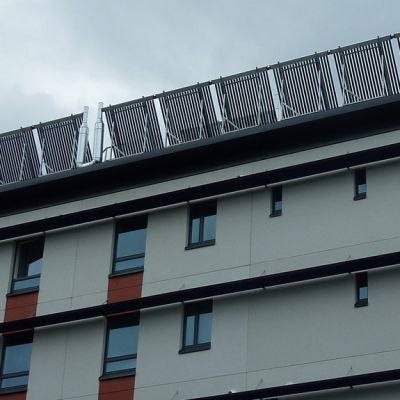 Aurinkokeräimiä nollaenergiakerrostalon katolla Kuopiossa
