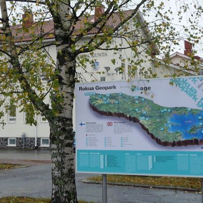 Muhoksen kunnantalo ja Rokua Geopark-taulu