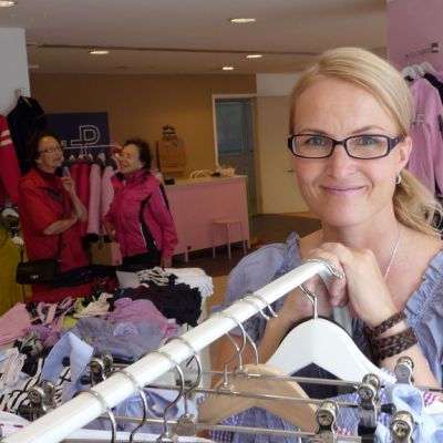 Laura Ruohola nojaa vaaterekkiin