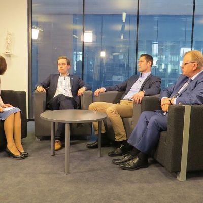 Virpi Kotilainen, Petri Honkonen (kesk.), Sinuhe Wallinheimo (kok.) ja Lauri Ihalainen (sd.) Ylen nettistudiossa.