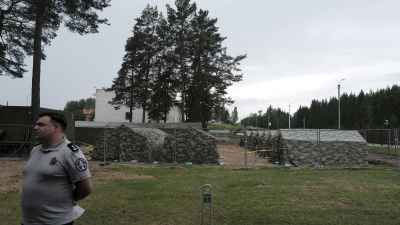 Militärtält på den litauiska sidan av gränsen mot Belarus.