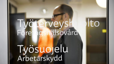Työterveys-teksti oven lasissa.