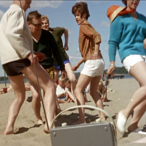 Yyterin twist soi Helsingin Hietarannassa elokuvassa Lauantaileikit (1963)