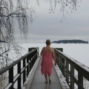 Nainen kävelee laiturilla Vaskiniemessä