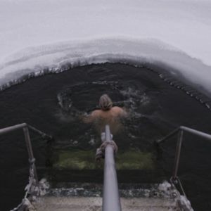 Nainen ui avannossa Vaskiniemessä Helsingissä
