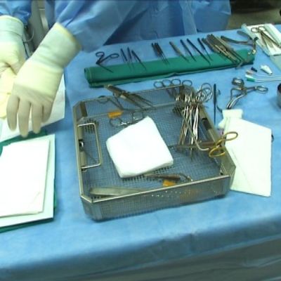 Sjukvårdspersonal och med kirurgiska instrument