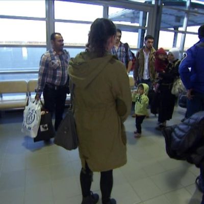 Flyktingar tas emot på flygplatsen i Kronoby