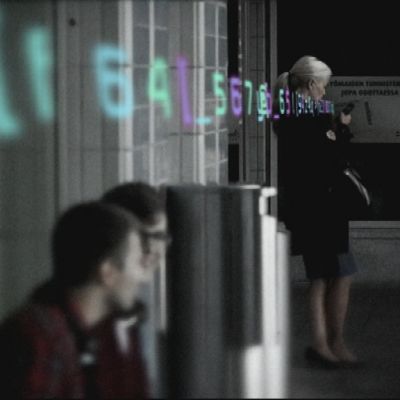 Kvinna textar på Böle station. Grafik visar utgående bitar.