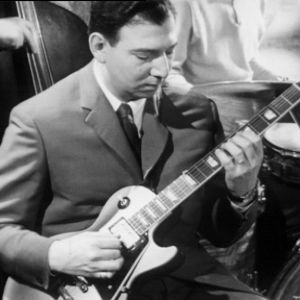 Herbert Katz soittaa kitaraa Old House Jazz Clubissa tv-filmissä Jazzia vanhassa talossa (1961).