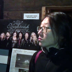 Kiinalainen Junli Jiang vierailee Kiteen kotiseutumuseon Nightwish-näyttelyssä. Kiinalainen Junli Jiang vierailee Kiteen kotiseutumuseon Nightwish-näyttelyssä.