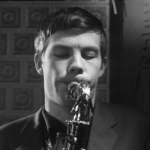 Saksofonisti Esa Pethman soittaa tv-elokuvassa Jazzia vanhassa talossa (1961).