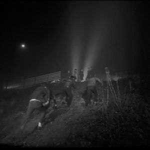 Jengi pakenee rikospaikalta. Nuorisorikolliset pakenevat rikospaikalta elokuvassa Jengi (1963).