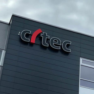 Närbild på grå kontorsbyggnad, företaget Citecs logotyp på husfasaden.