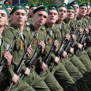 Ryska soldater marscherar under segerdagen 2011