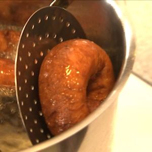 Munkkeja paistumassa rasvassa