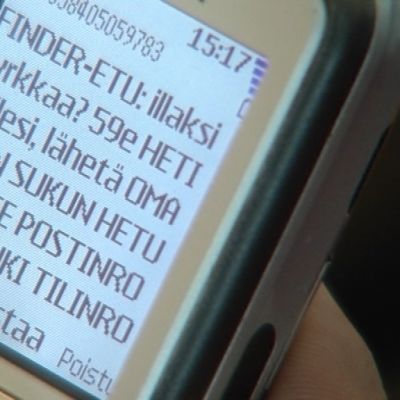 Mobiltelefon med ett textmeddelande på skärmen