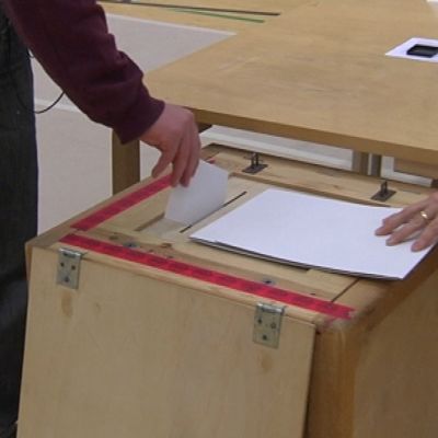 Valsedel sätts in i urnan