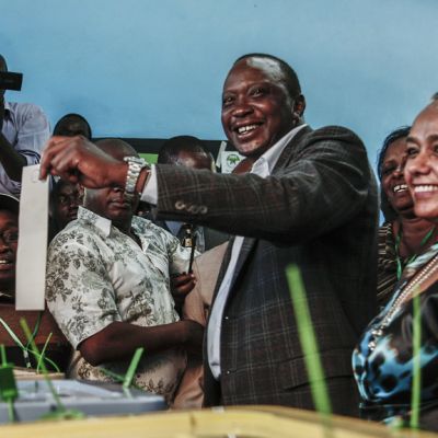 Uhuru Kenyatta vid valurnan på söndag 04.03.13