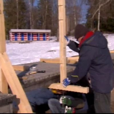 Staketets pelare fästs i battingen.