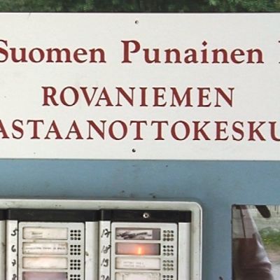 Rovaniemen vastaanottokeskuksen ovikyltti