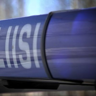 Poliisi on selvittänyt Joensuun Raatekankaan ampumavälikohtausta. Poliisin tunnus auton katolla.